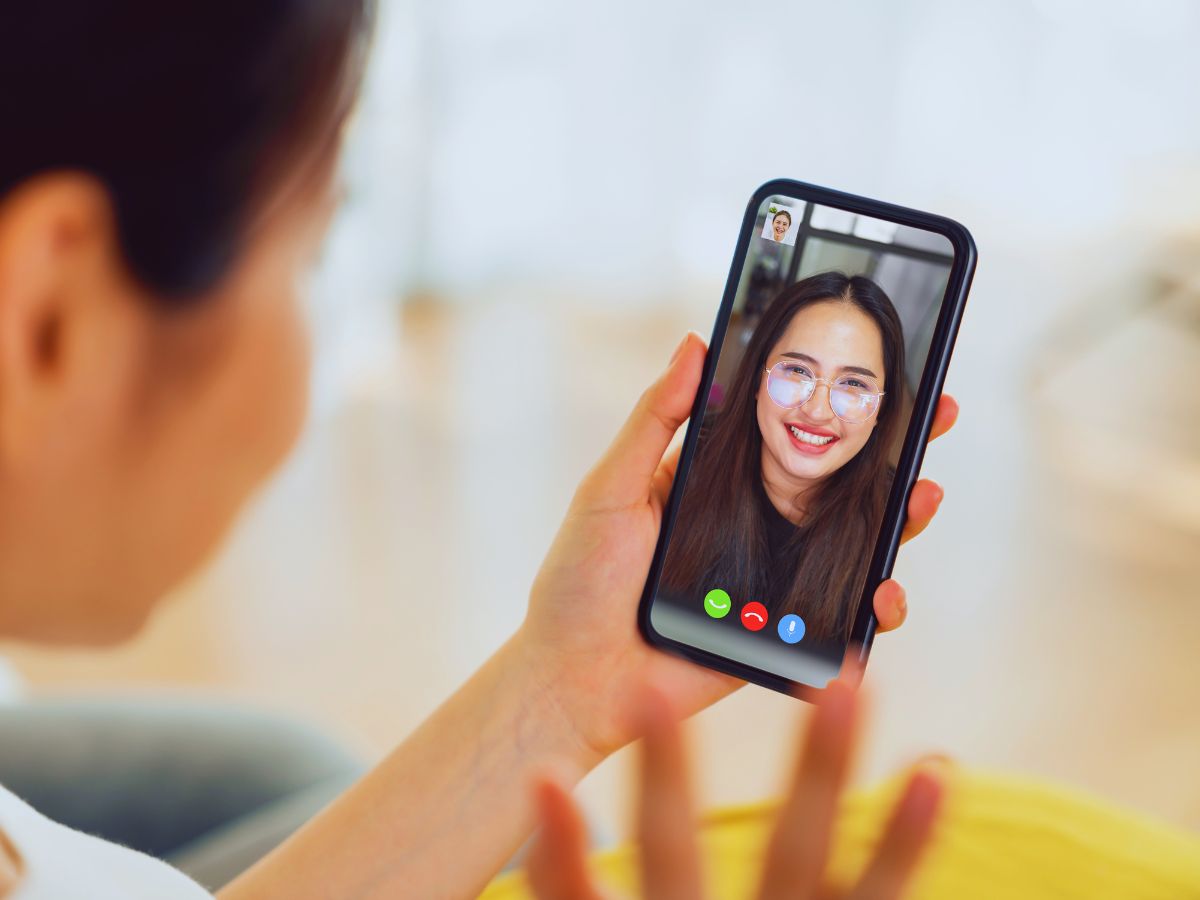 due persone che stanno facendo una videochiamata tramite smartphone
