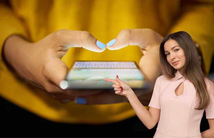 mani che usano whatsapp con ragazza che indica