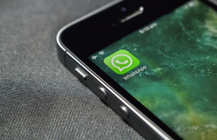 angolo di uno smartphone con app di WhatsApp sullo schermo