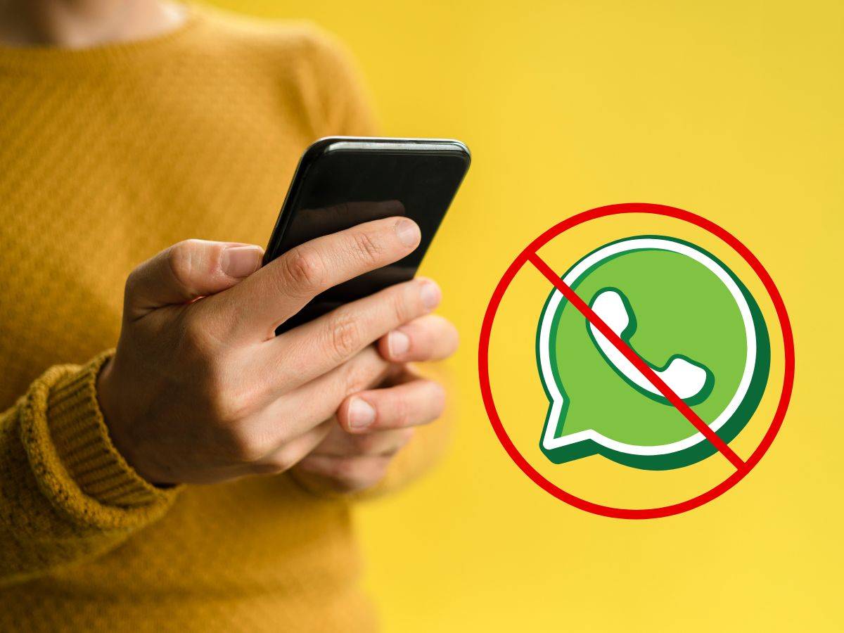 persona con uno smartphone in mano e accanto simbolo di whatsapp con divieto