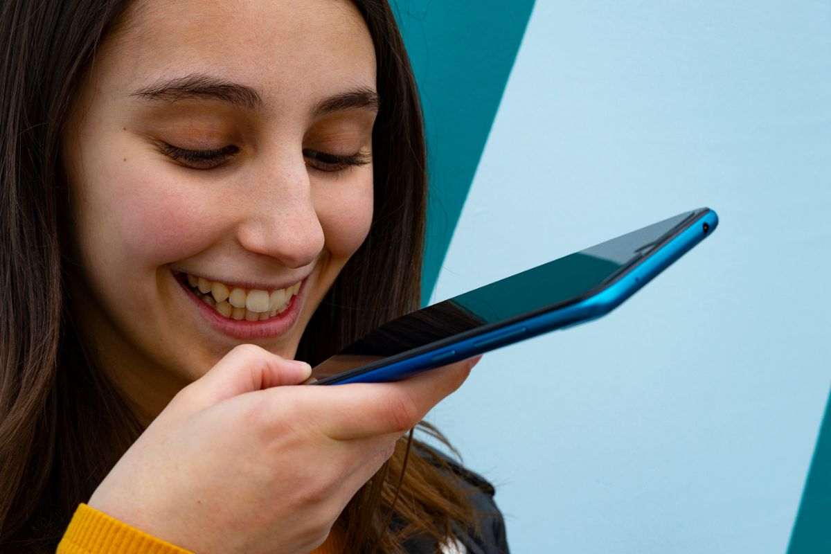ragazza che registra messaggio vocale
