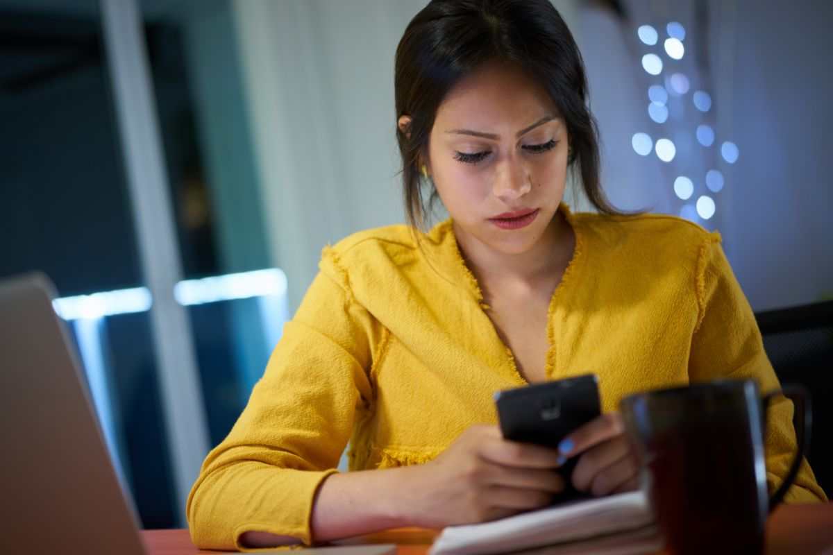 ragazza che usa lo smartphone