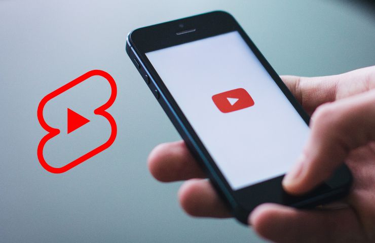 smartphone con logo di YouTube e logo di YouTube Shorts affiancato