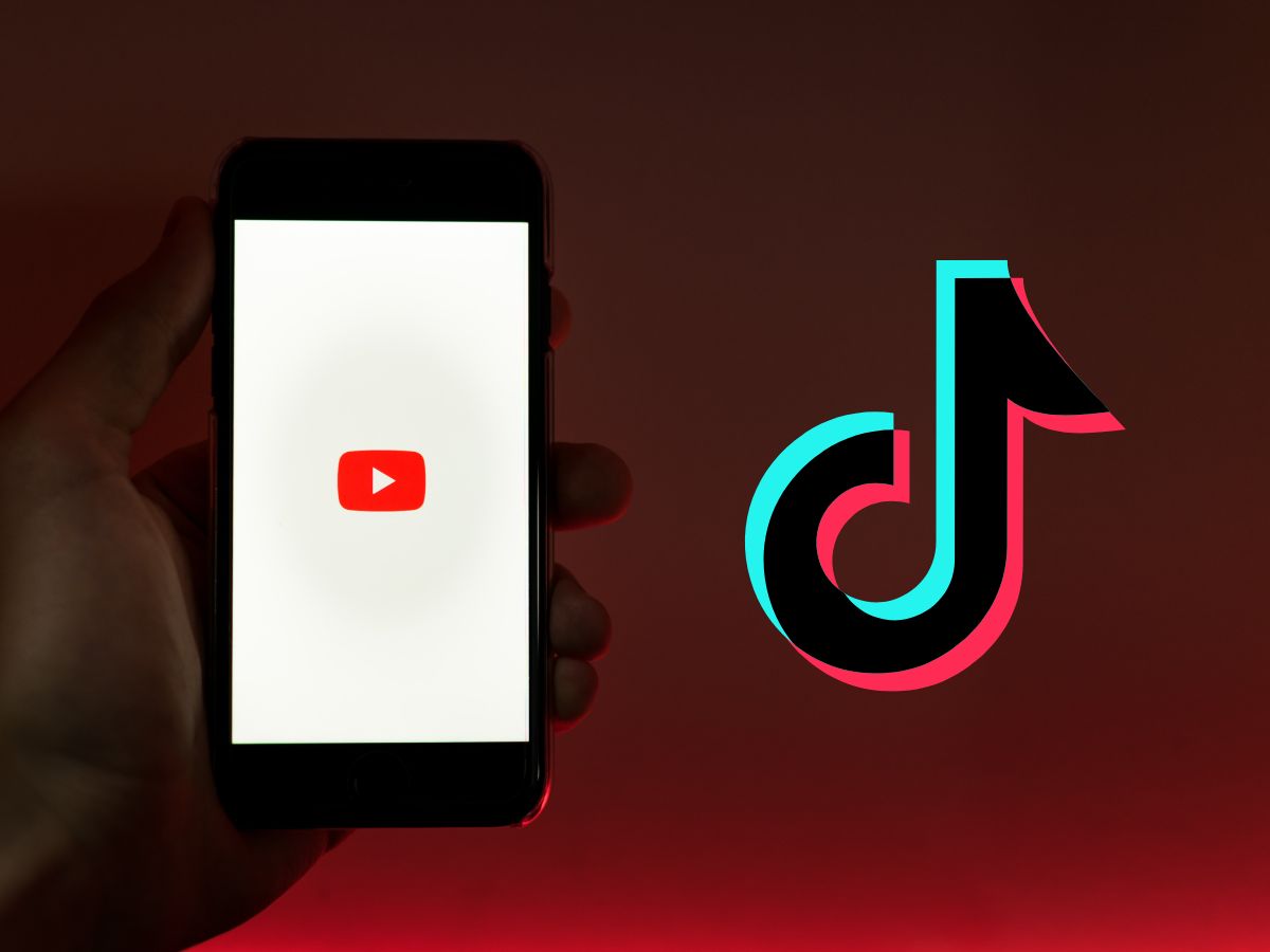 smartphone con logo di YouTube e logo di TikTok affiancato