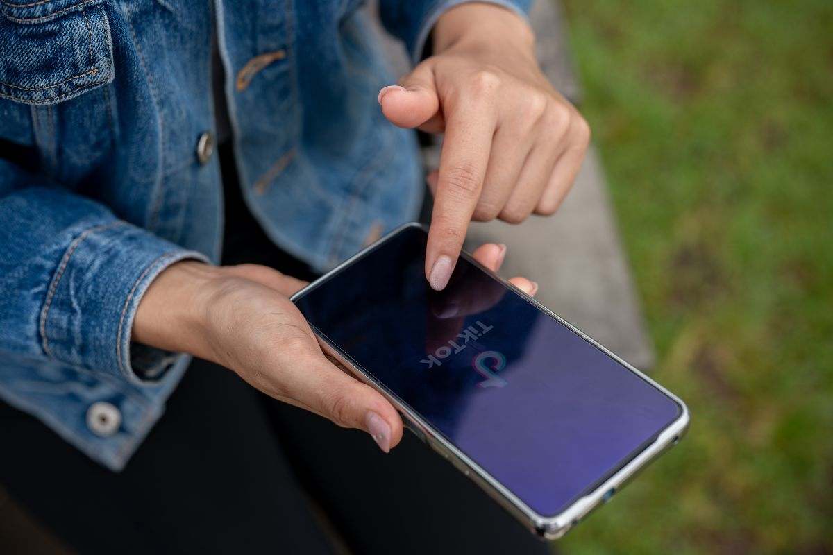 Apertura della piattaforma TikTok sul telefonino
