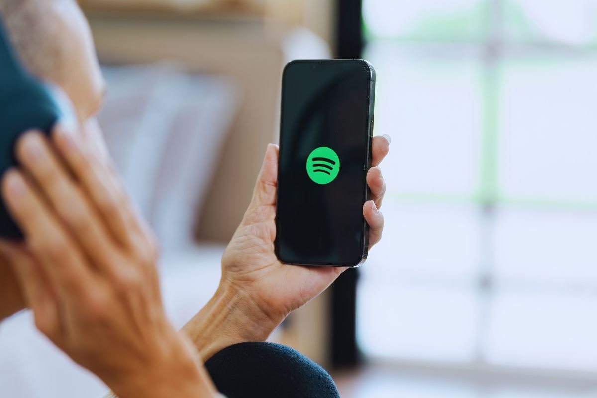 Persona che ascolta qualcosa su Spotify