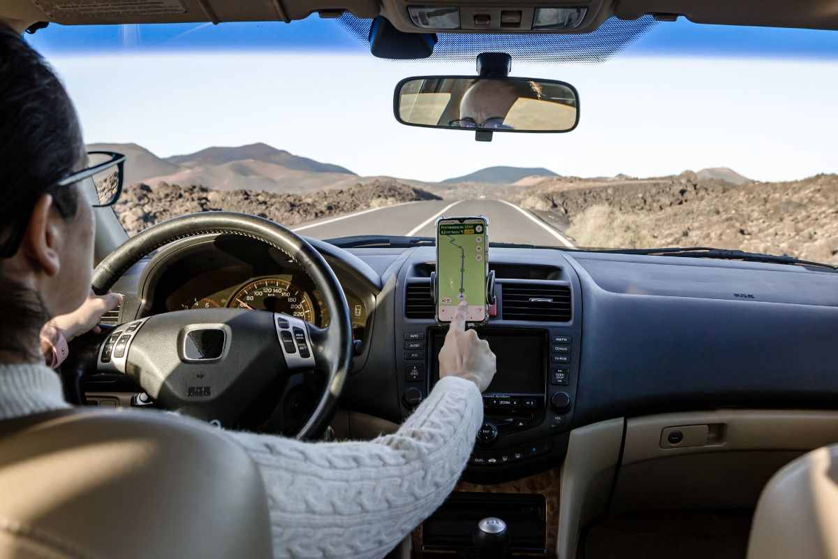 Automobilista segue indicazioni del navigatore