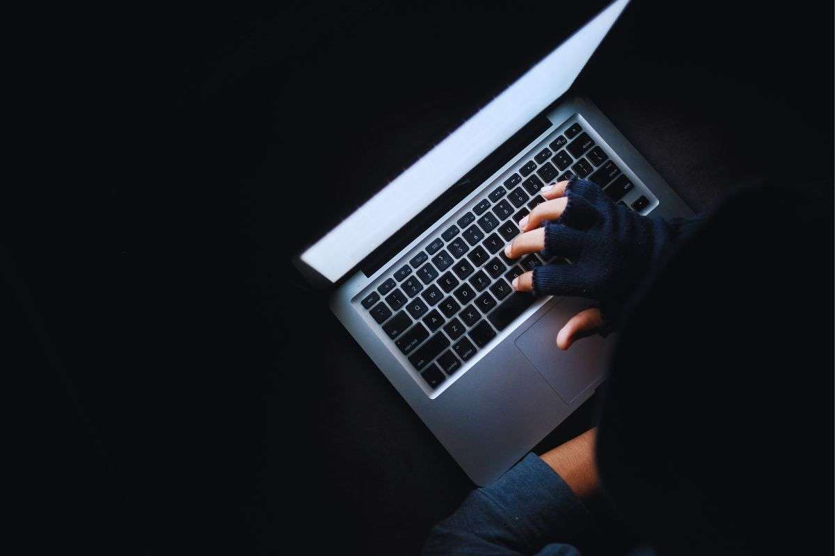 Uomo che digita sulla tastiera di un laptop