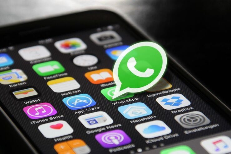 Schermata smartphone con icone e quella di whatsapp in primo piano