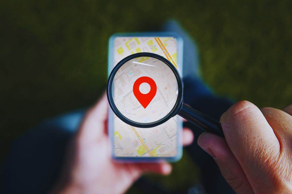 Applicazione mappa su smartphone e simbolo geolocalizzazione