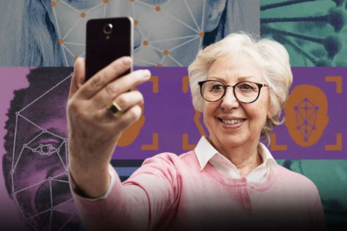 Donna che fa selfie