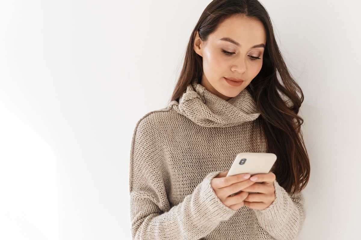Donna controlla smartphone