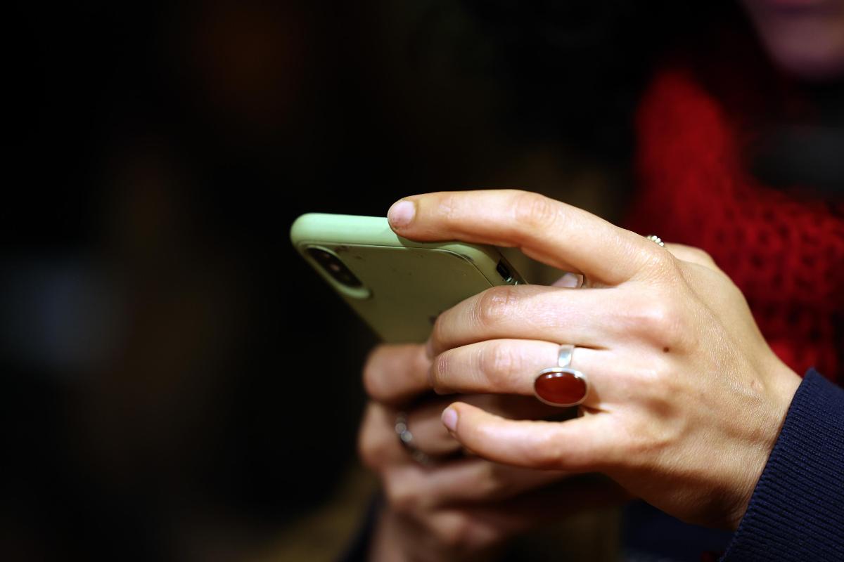 Donna che scrive messaggio su smartphone 