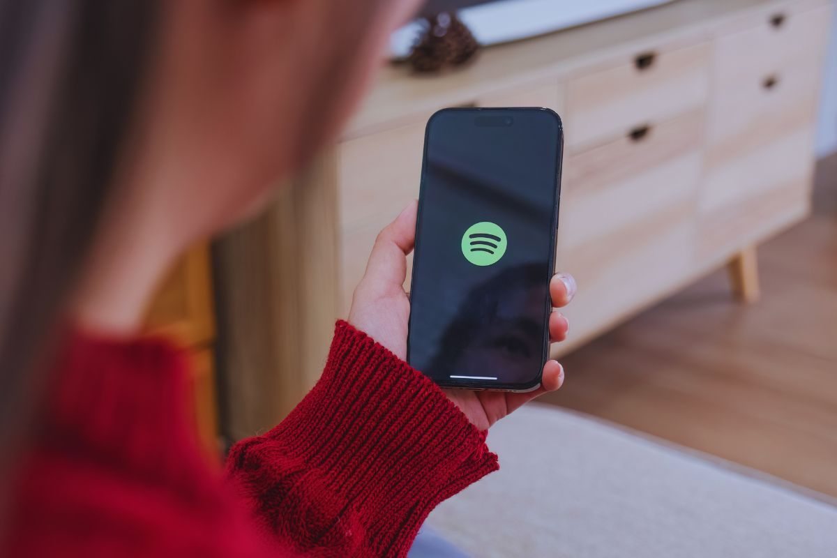Ragazza che accede a Spotify da smartphone