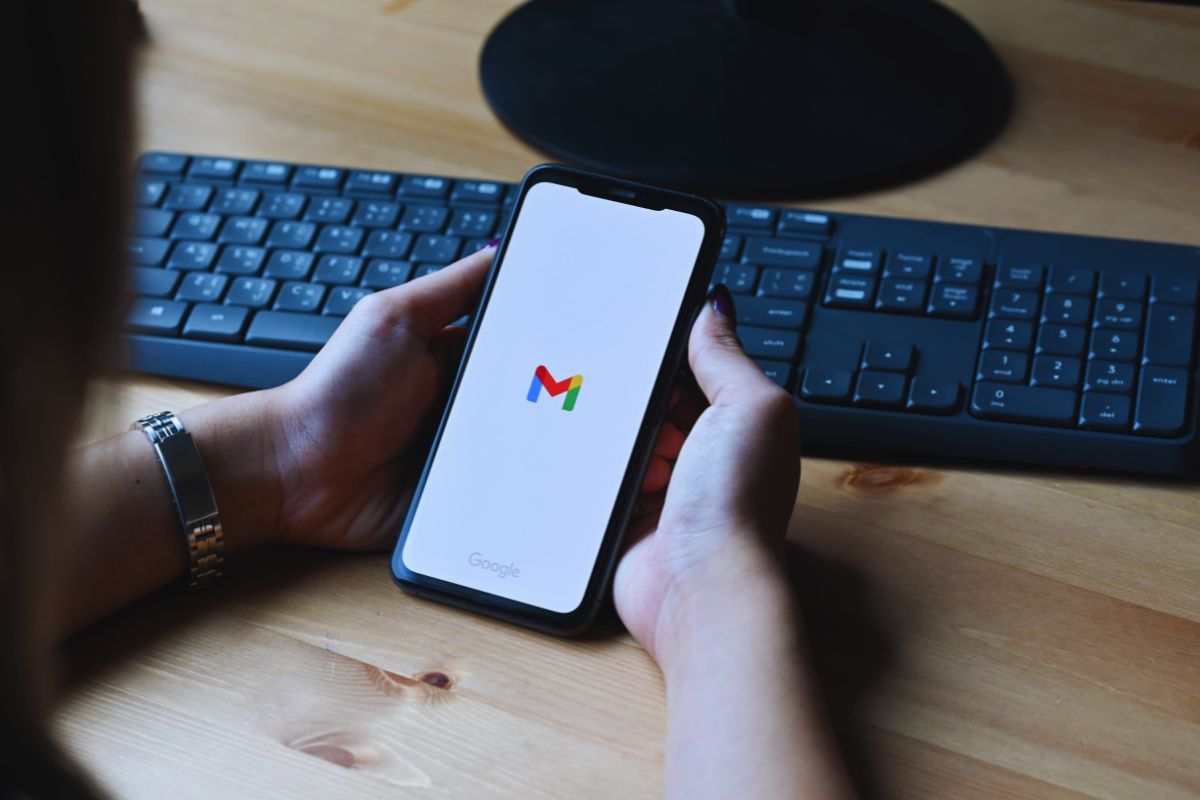 Persona che accede alla casella Gmail