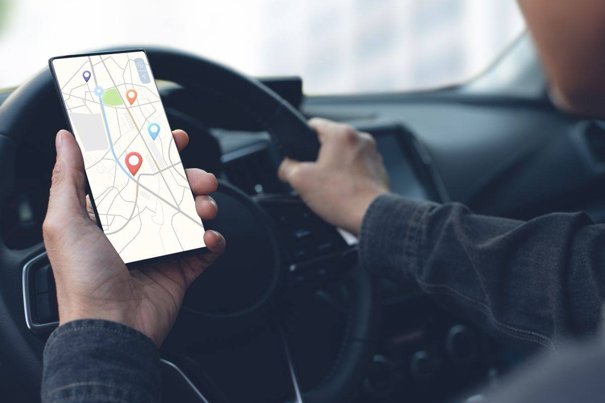 Guidatore controlla navigatore sul telefonino