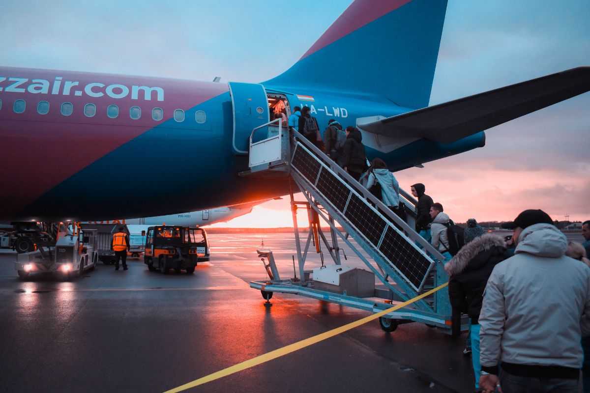 Imbarco dei passeggeri sull'aereo