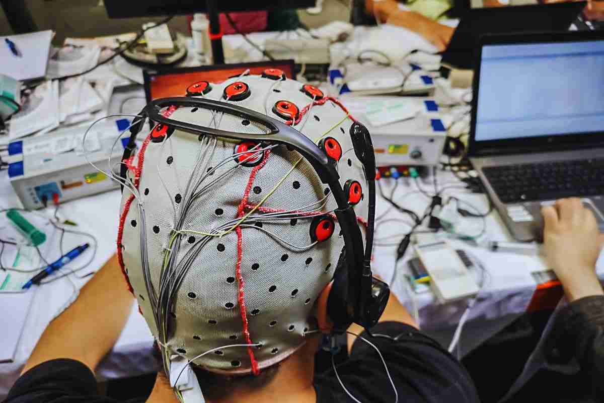 Persona collegata con un casco pieno di elettrodi