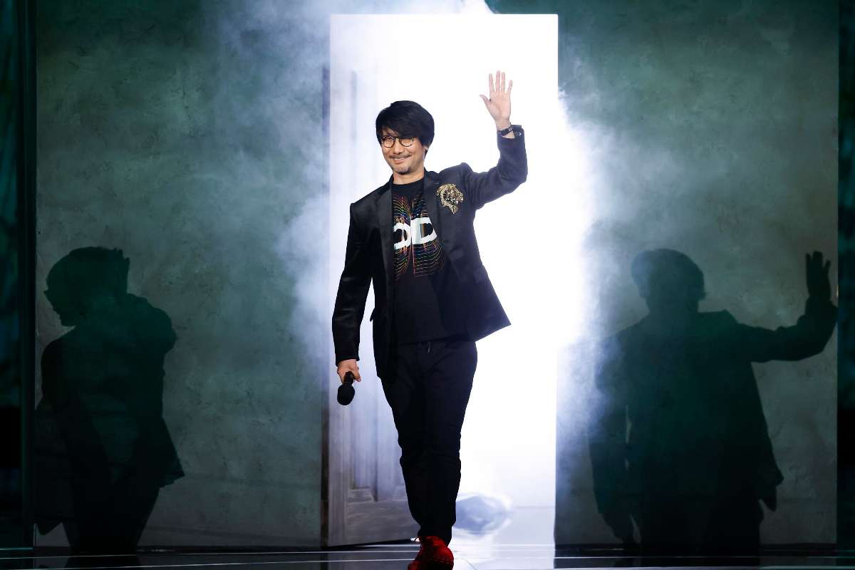 Kojima saluta il pubblico mentre sale sul palco dell'Xbox Shocase