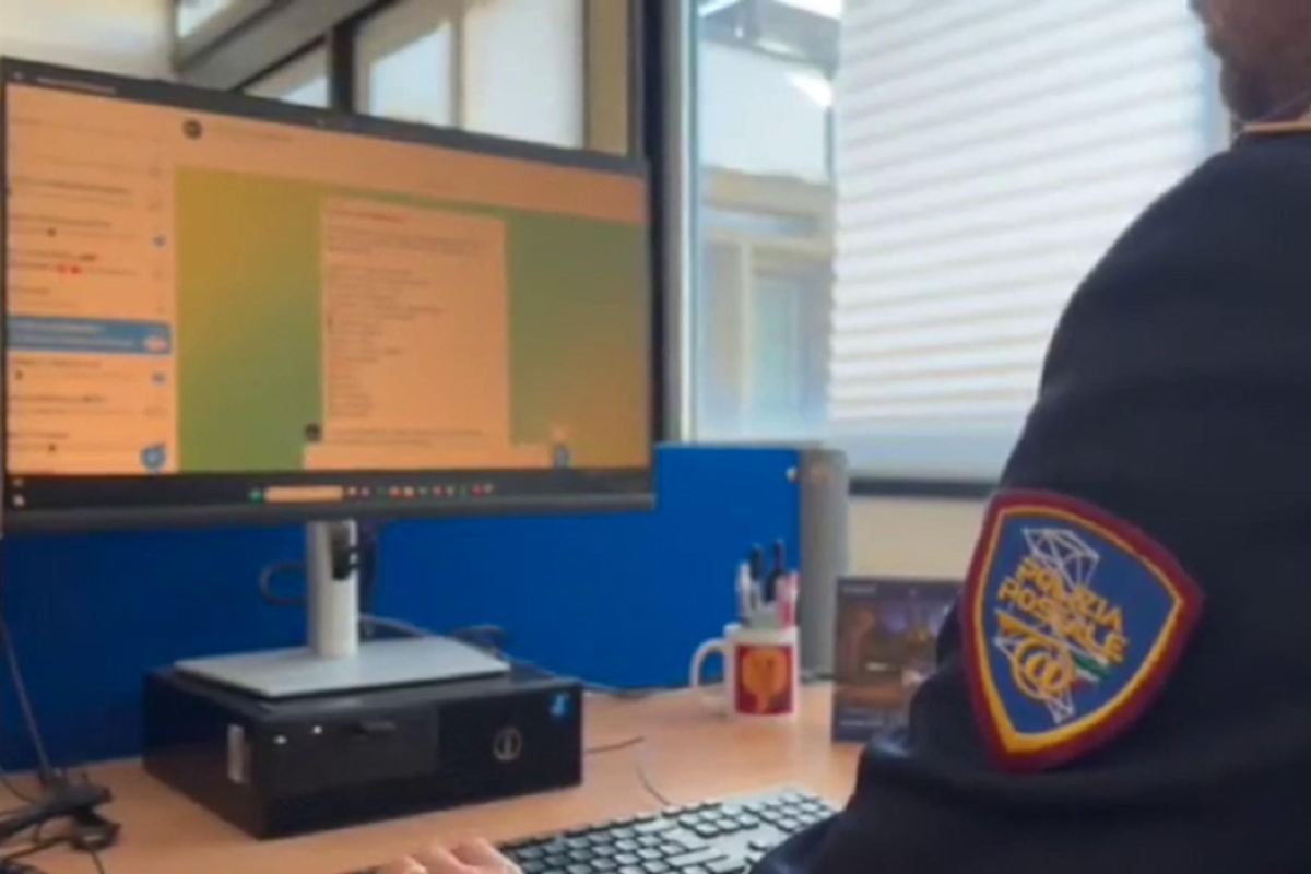 Poliziotto che controlla il PC