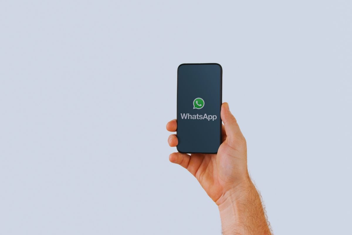 Uomo che tiene un telefono in mano 