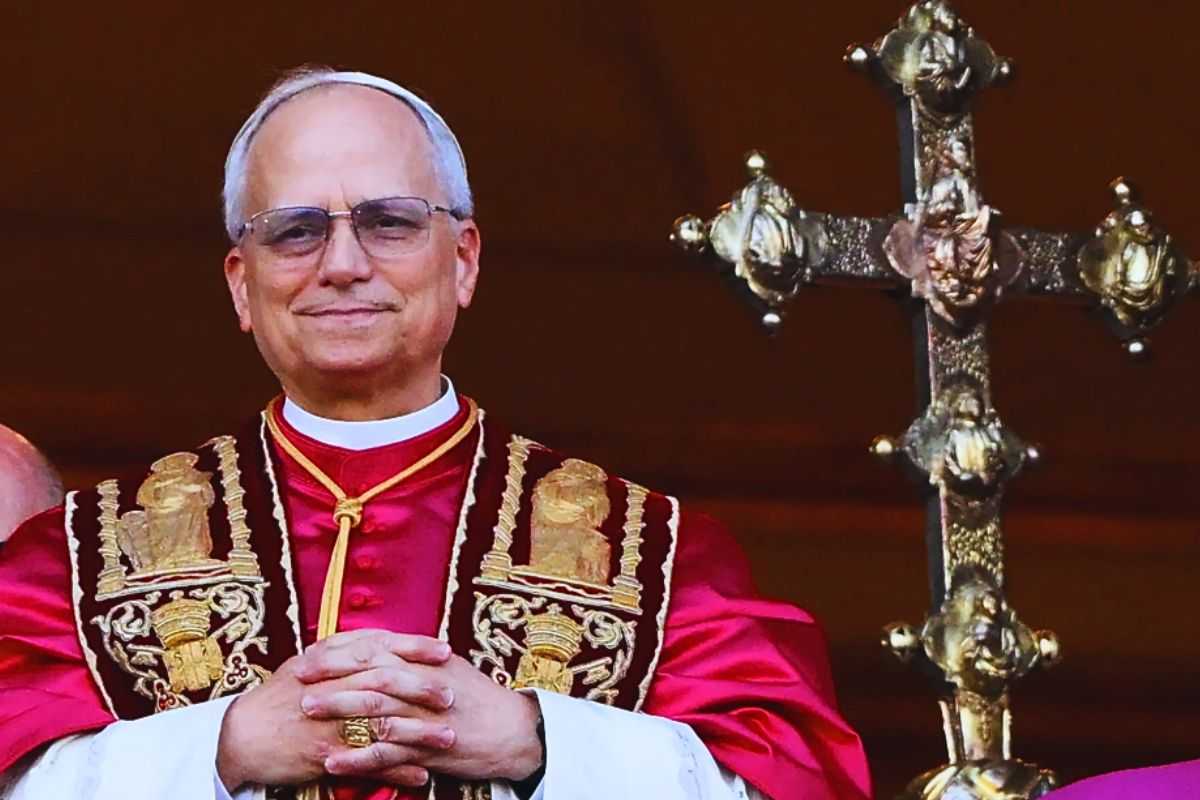 Papa Leone XIV affacciato in Vaticano