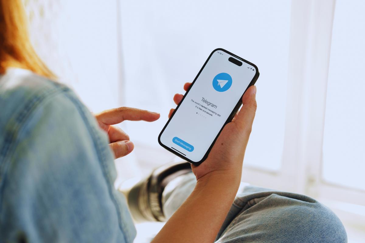 Ragazza che effettua accesso a Telegram