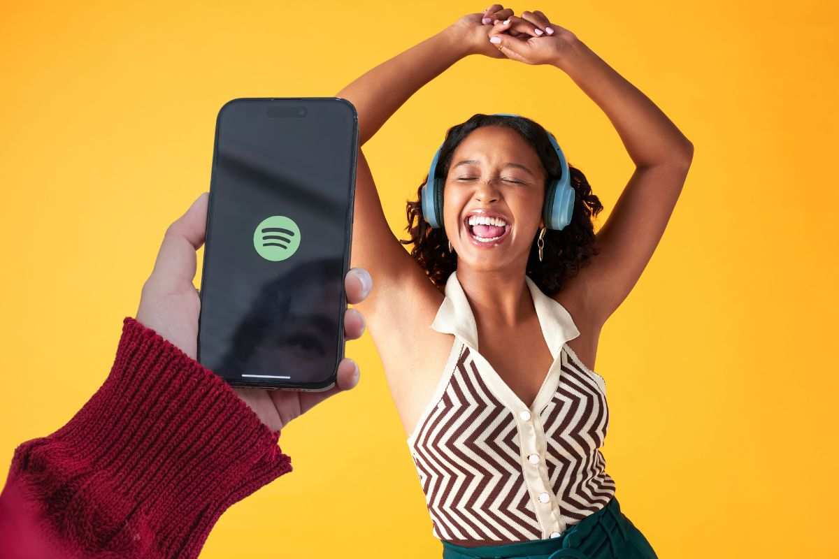 Ragazza ascolta musica in cuffia