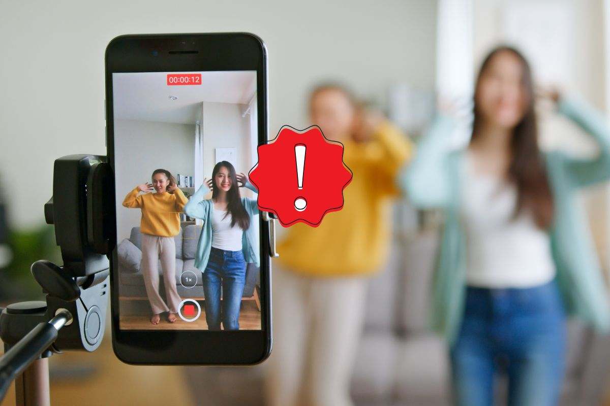Ragazze registrano un video per TikTok