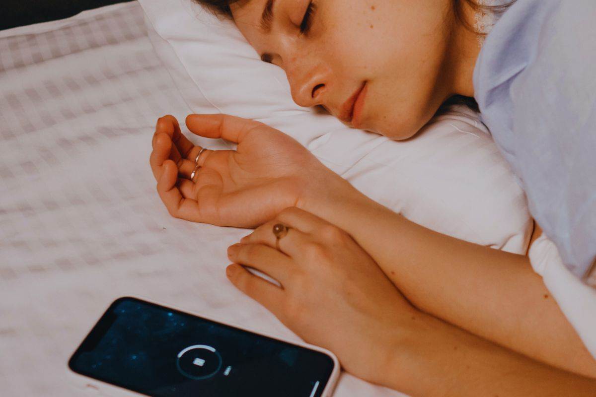 Smartphone che registra mentre ragazza dorme