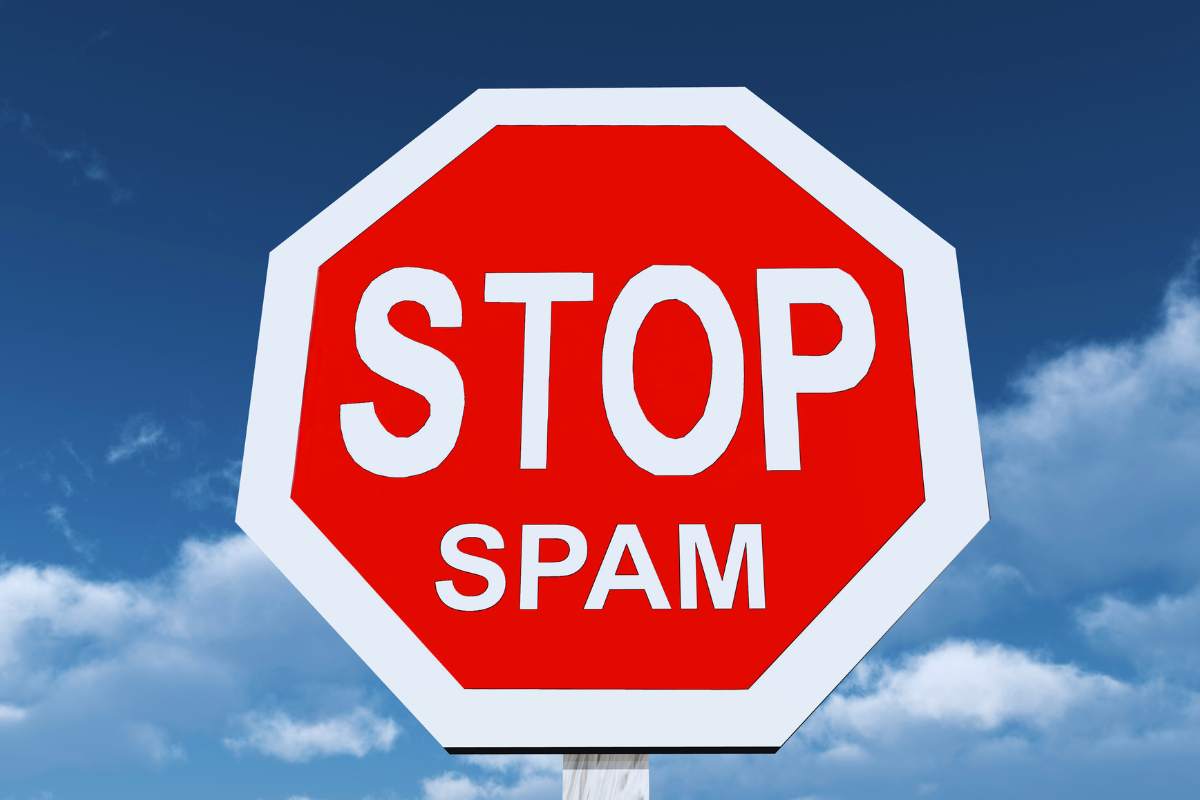 Segnale stop arricchito da scritta "Spam"