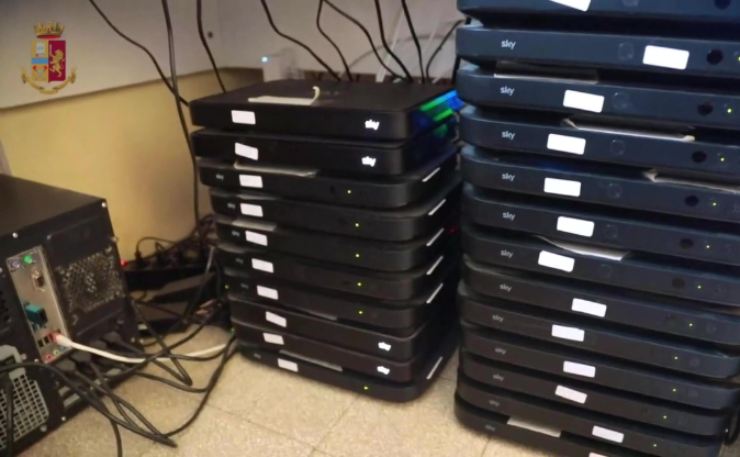 decoder per trasmissione illegale sequestrati dalla polizia postale