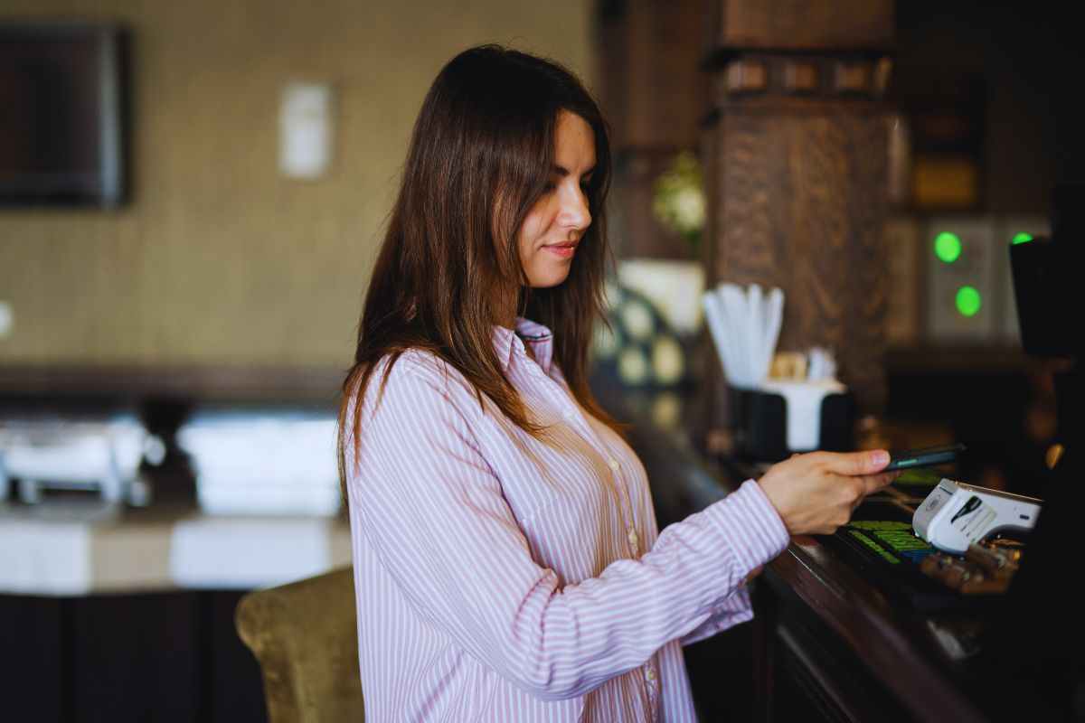 Ragazza che paga il conto tramite smartphone
