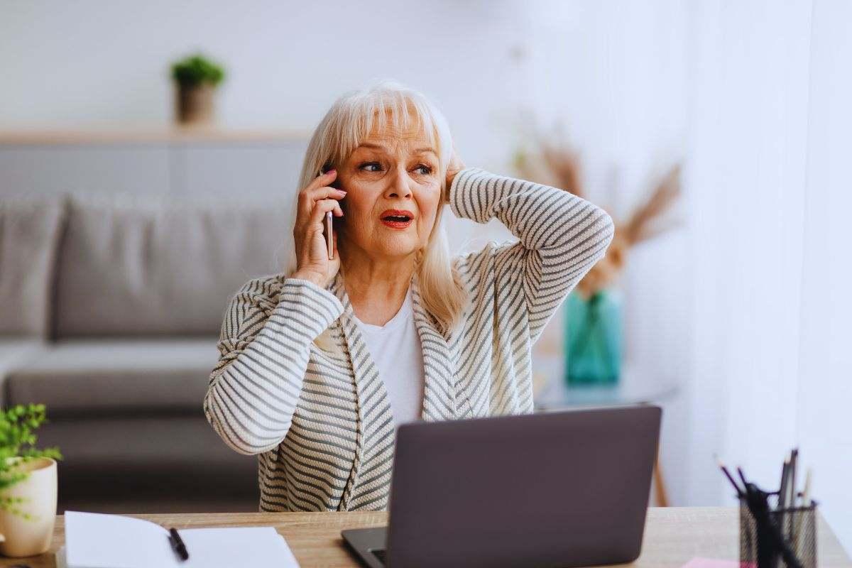 Donna preoccupata al telefono