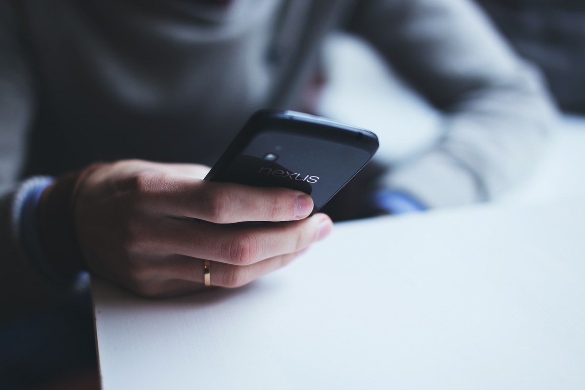 Uomo con Smartphone 
