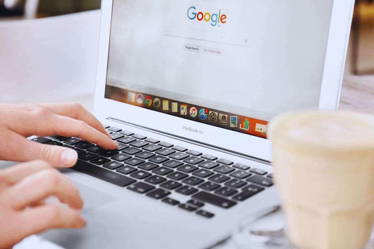 Persona che effettua una ricerca sul motore di ricerca Google