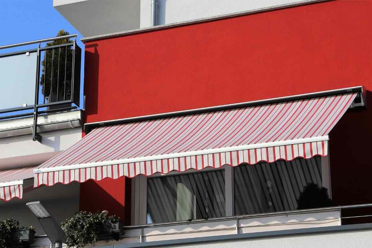 Tenda da sole rossa in balcone