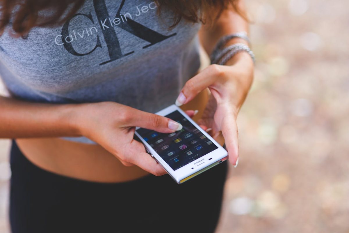 Ragazza che usa lo smartphone