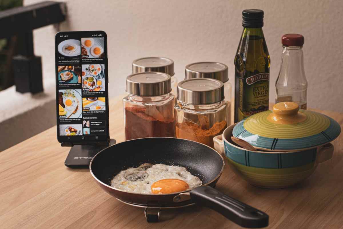 Smartphone e uovo cucinato
