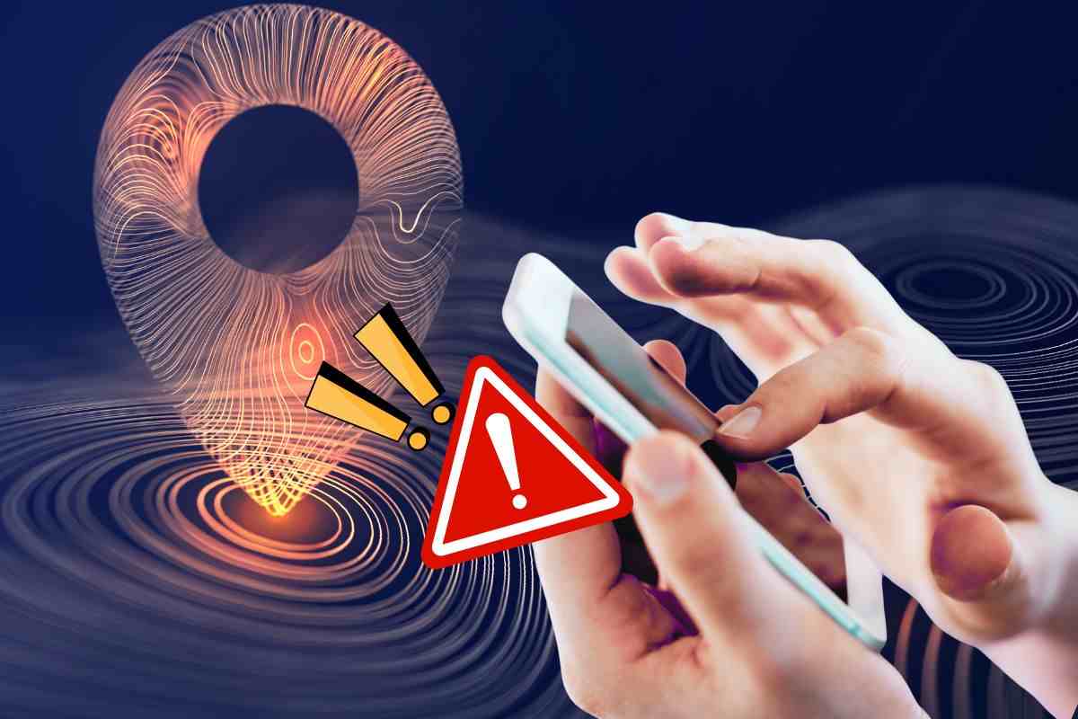 concetto di geolocalizzazione, segnale di pericolo e mani che usano smartphone