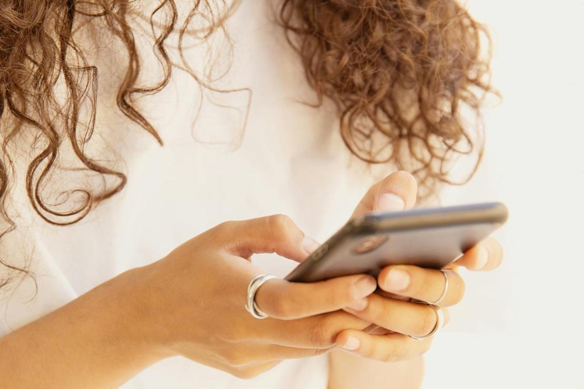 Ragazza allo smartphone