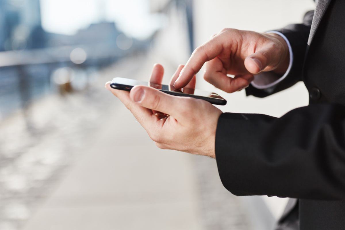 uomo che utilizza uno smartphone