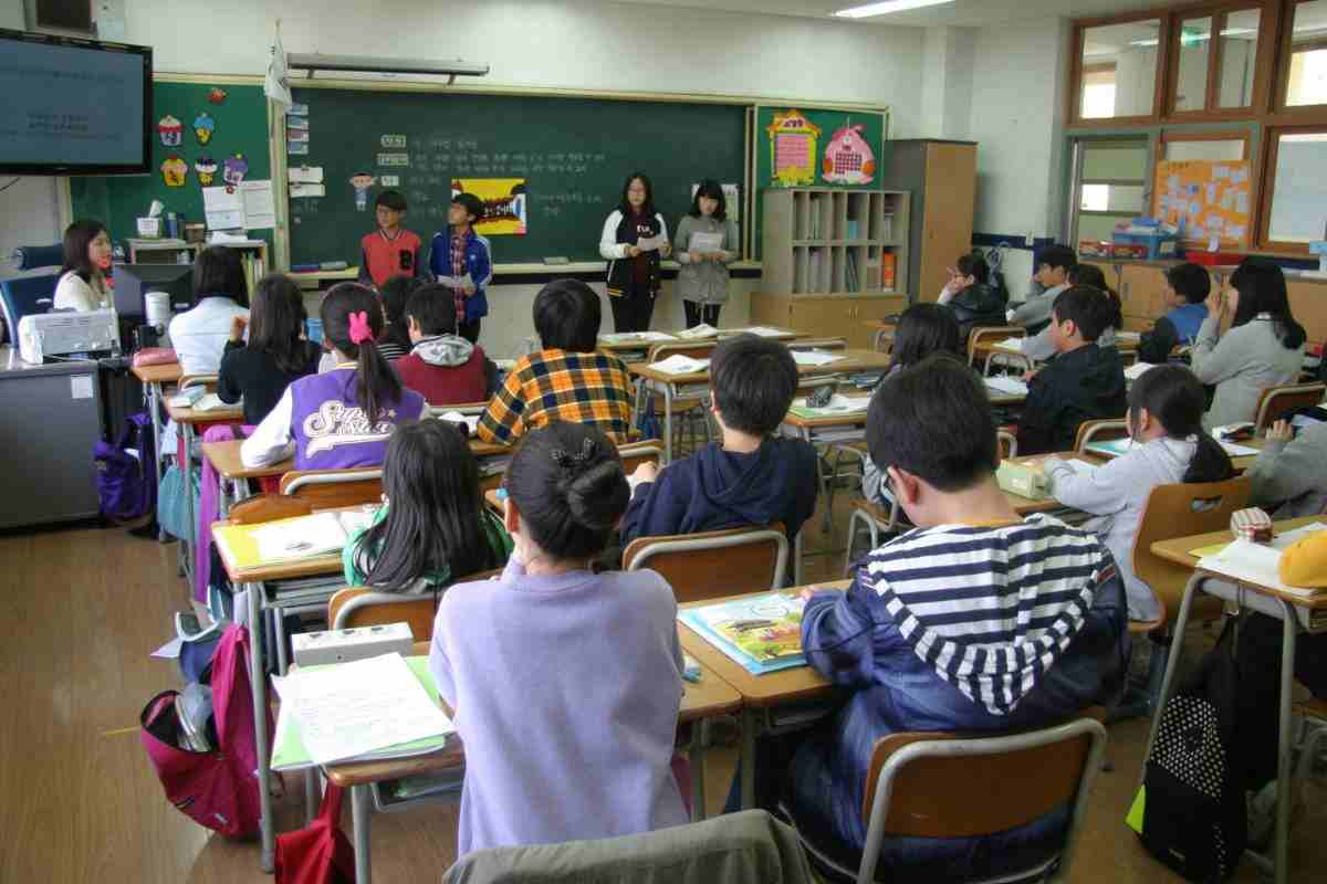 bambini in classe durante una lezione