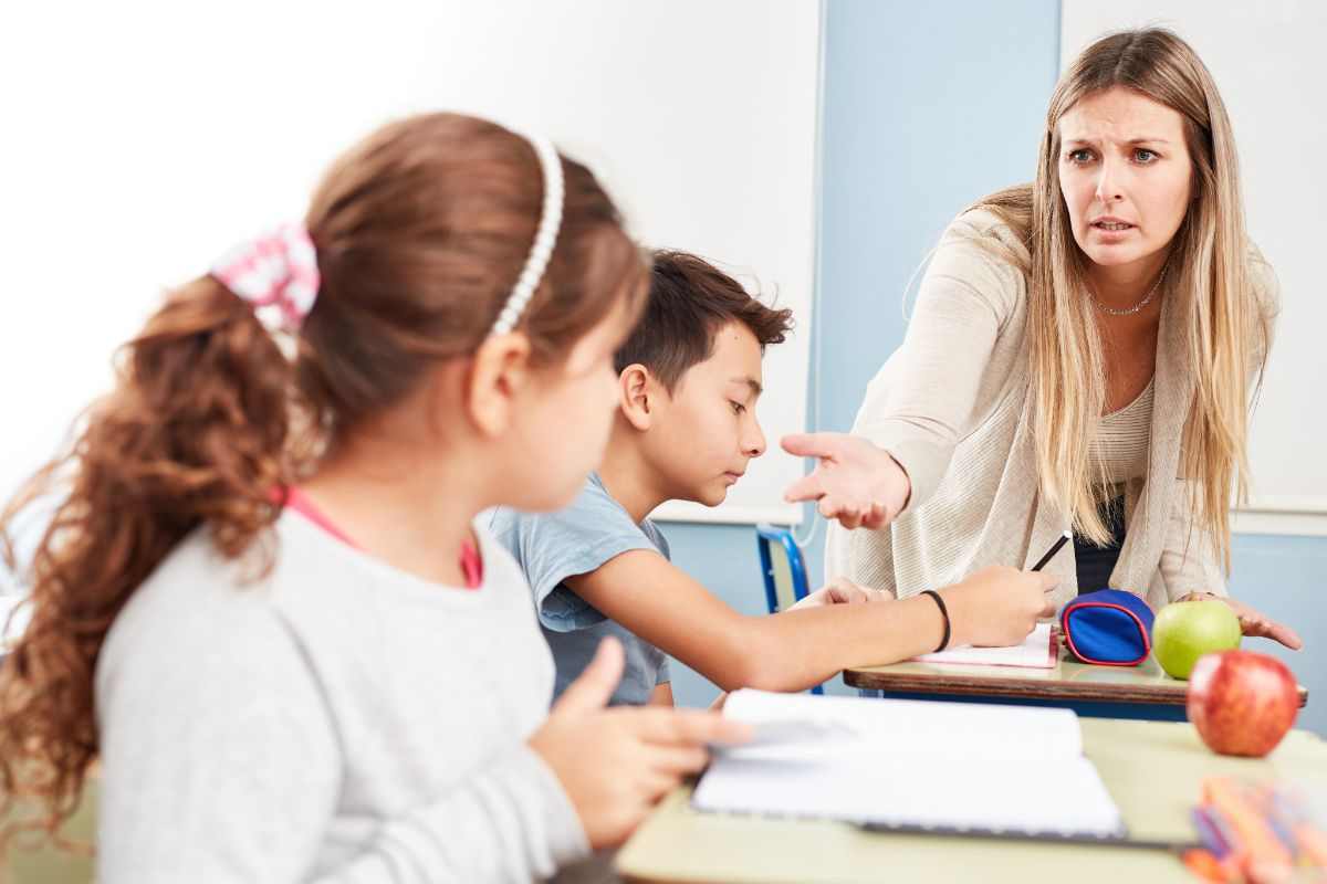 insegnante che riprende una studentessa con lo smartphone in mano