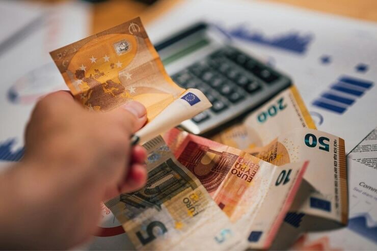 Banconote euro, calcolatrice, documenti