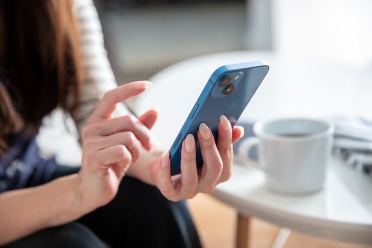 Ragazza tiene cellulare con cover azzurra