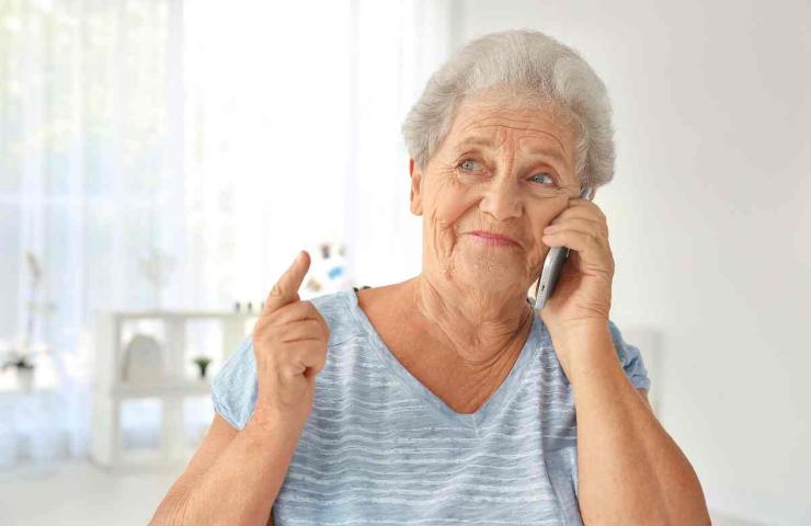 donna anziana al telefono