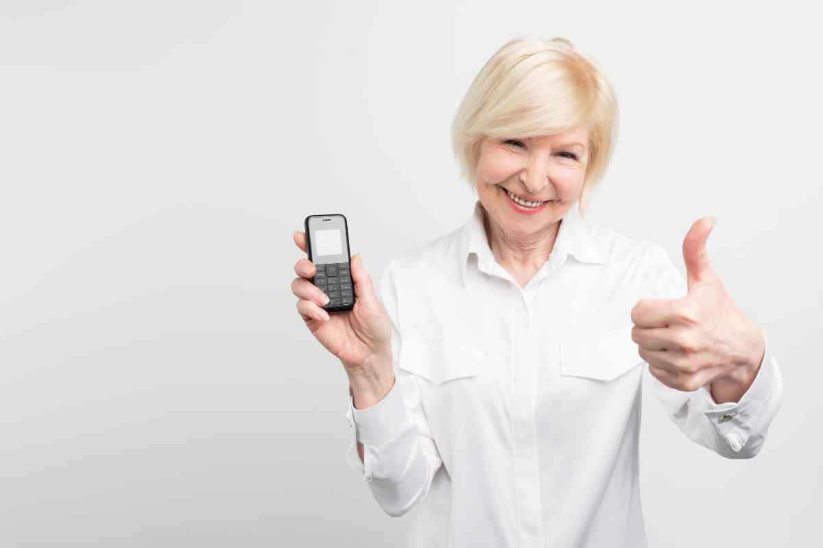 donna anziana con telefono