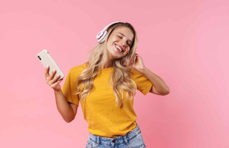 donna che ascolta la musica