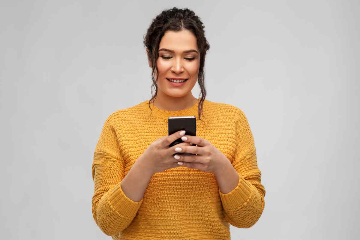 donna che usa lo smartphone